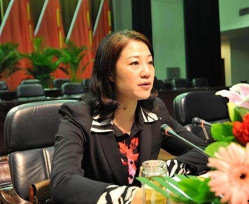 袁菱与情夫床上照片,一段禁忌之恋的私密瞬间